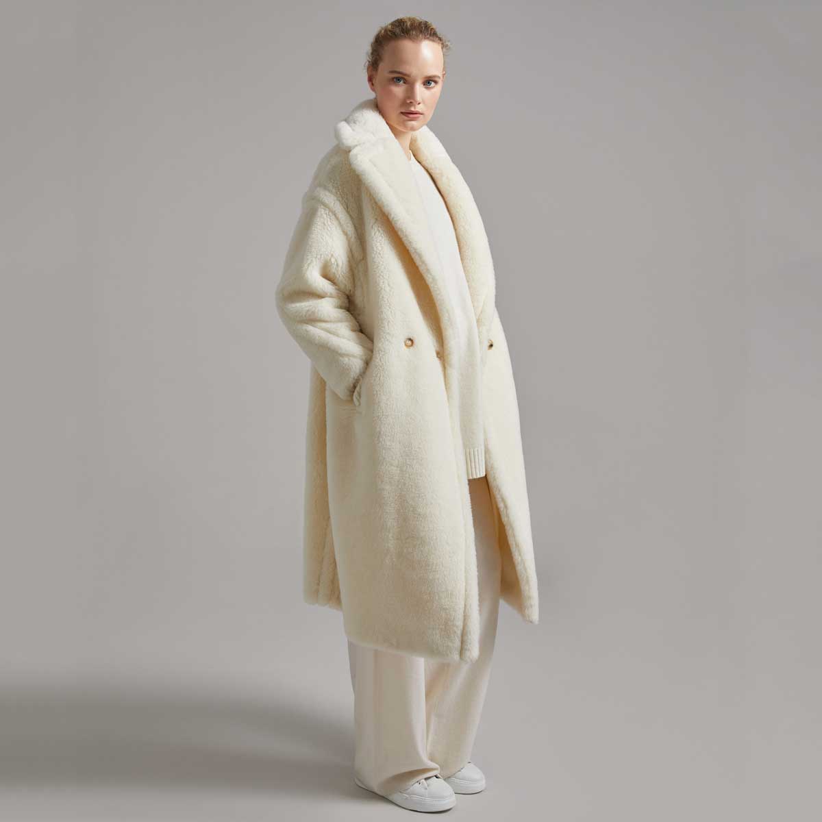 Monochromatic Cream Teddy Coat Outfit with White Sneakers — Teddy Coat Outfits