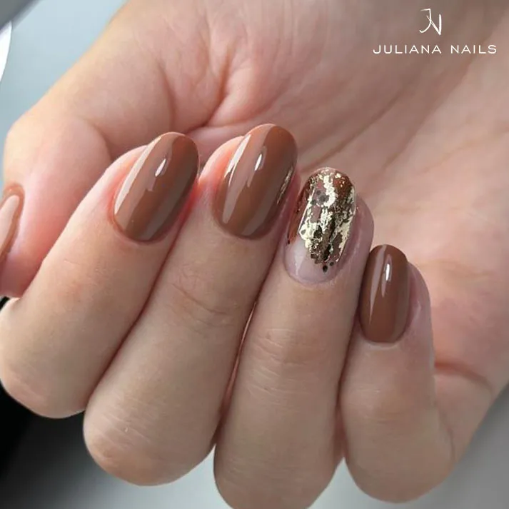 Glossy Glitter Visual Idea — Winter Round Nails