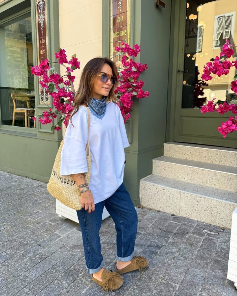 Laid-back Daytime Look with a Blue Bandana Scarf Laid-back Daytime Look with a Blue Bandana Scarf — Scarf Outfits