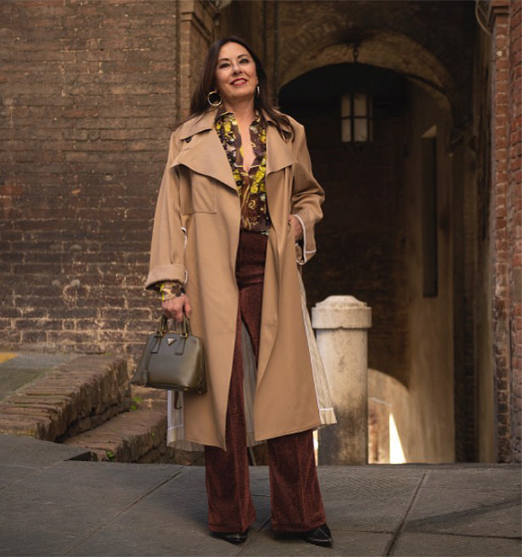 Metallic Rust Trousers with Floral Blouse and Beige Trench Metallic Rust Trousers with Floral Blouse and Beige Trench — Italy Winter Outfits