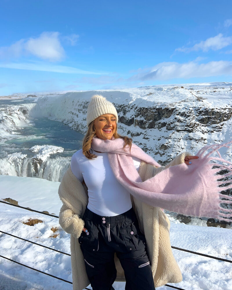 Cream Teddy Coat with Snow Pants and Pastel Scarf for Winter Travel Cream Teddy Coat with Snow Pants and Pastel Scarf for Winter Travel — Iceland Winter Outfits