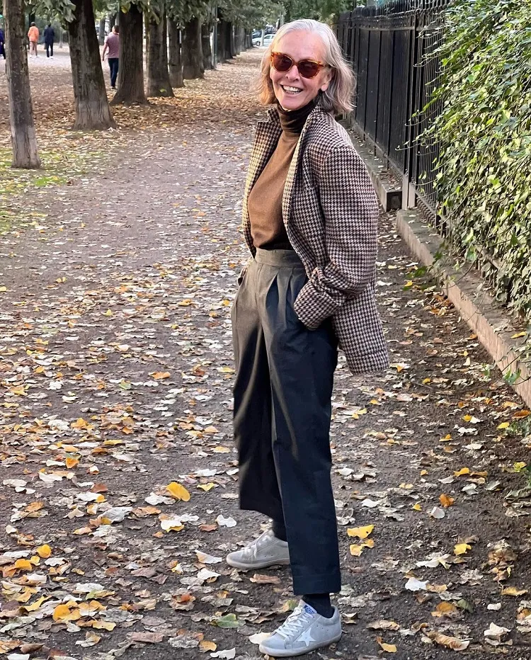 Checked Blazer and Turtleneck with Grey Sneakers Checked Blazer and Turtleneck with Grey Sneakers — Winter Outfits with Sneakers