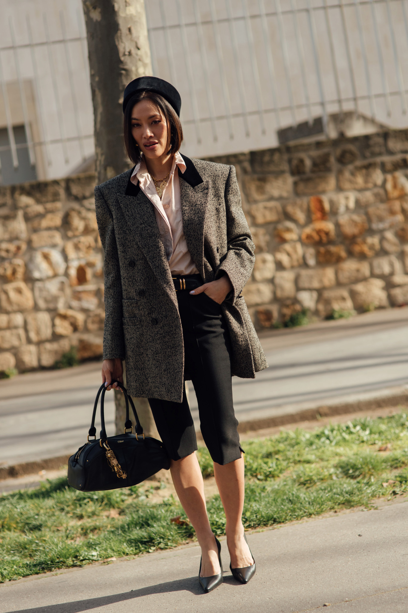 Outfit Idea — She Accessorizes With A Black Beret Outfit Idea — She Accessorizes With A Black Beret — Europe Winter Outfits