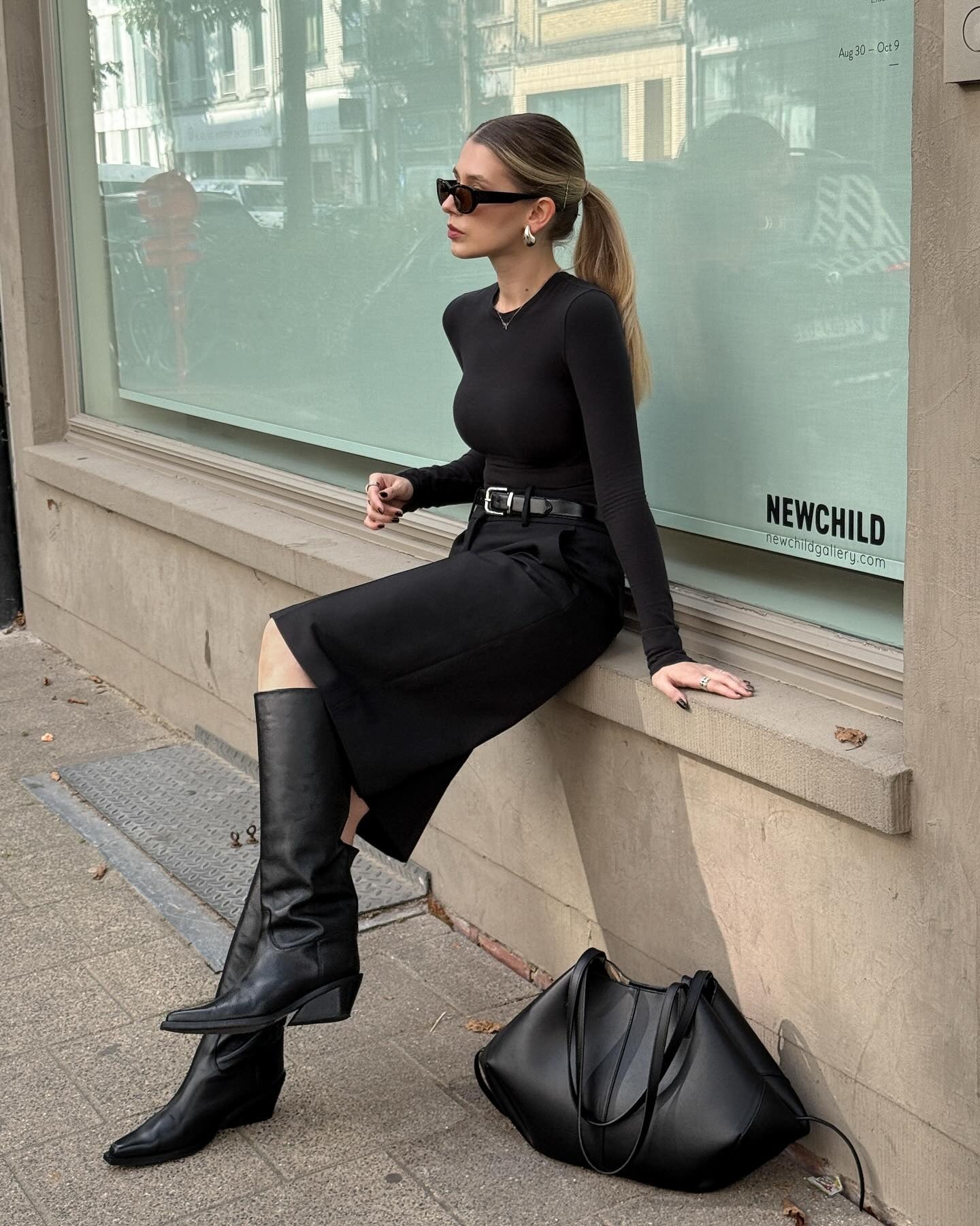 Midi Skirt and Long-Sleeve Top with Pointed-Toe Boots Midi Skirt and Long-Sleeve Top with Pointed-Toe Boots — Black Boots Outfits