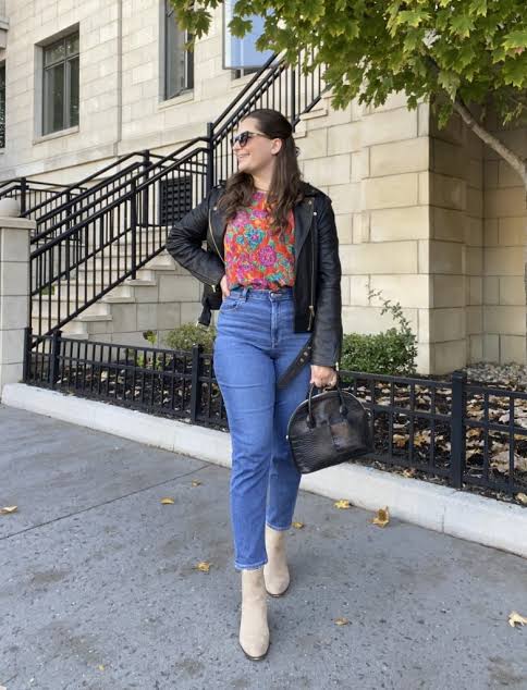 Floral Blouse and Jeans with Light Beige Suede Boots Floral Blouse and Jeans with Light Beige Suede Boots — Suede Boots Outfits
