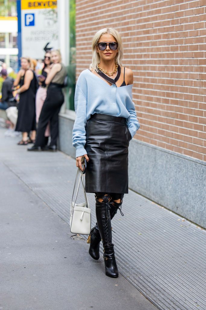 Outfit con gonna di pelle: idee moda street style | Vogue Italia