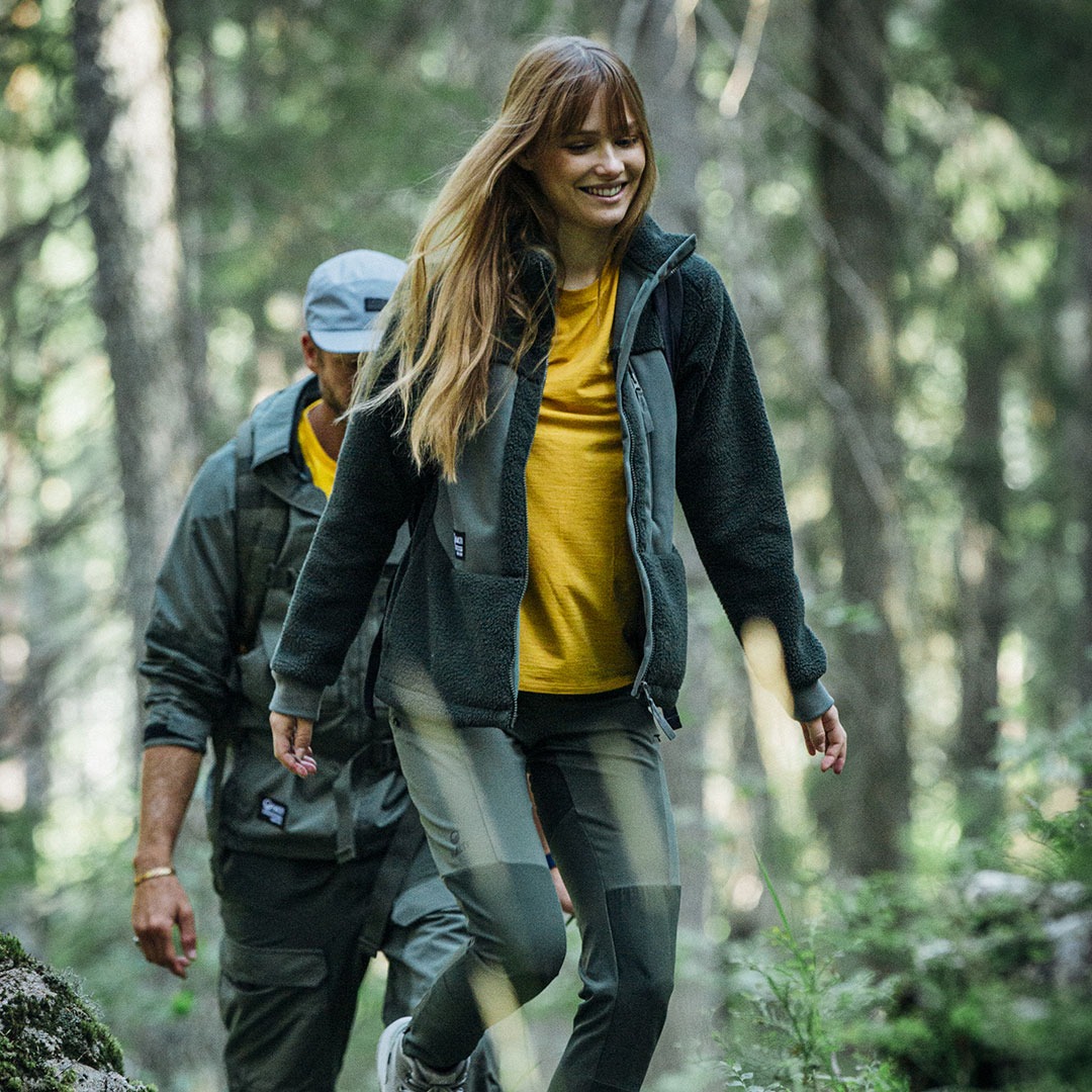 Dark Grey Fleece Jacket Over Yellow T-Shirt Dark Grey Fleece Jacket Over Yellow T-Shirt — Winter Hiking Outfits