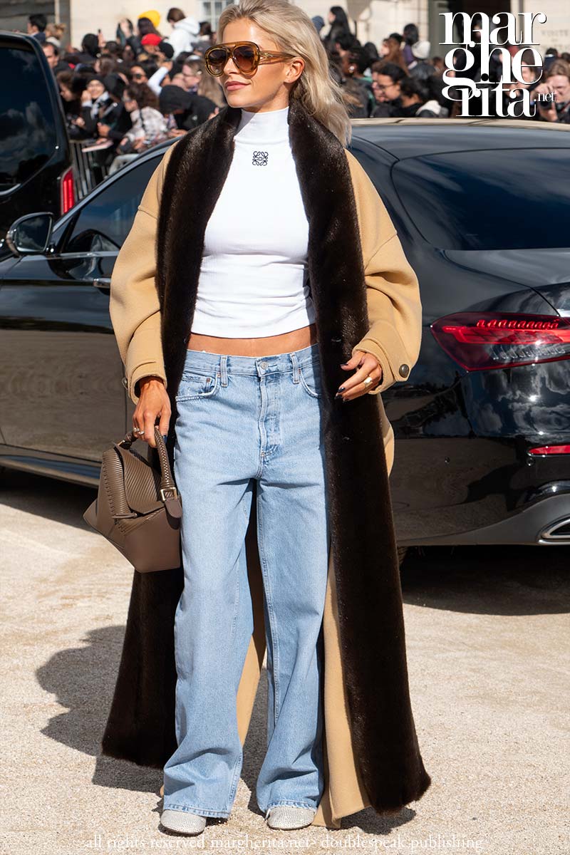 Jeans e cappotto lungo per un look street style all'avanguardia per l' inverno 2024 2025