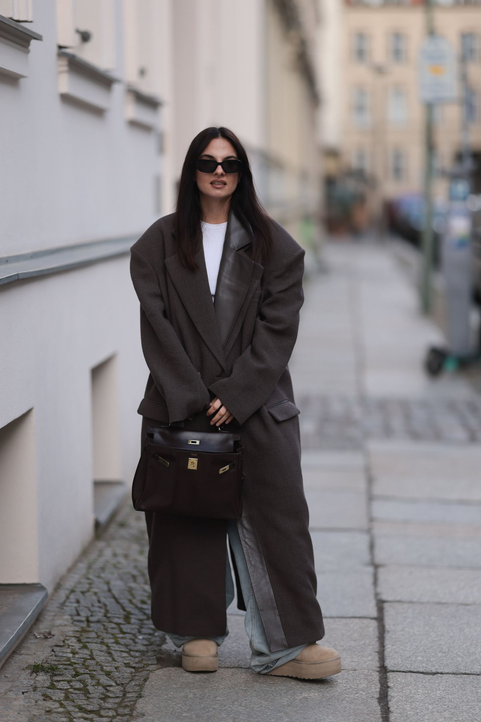 Cómo usar botas ugg para un outfit cómodo y elegante en enero 2025 | Glamour