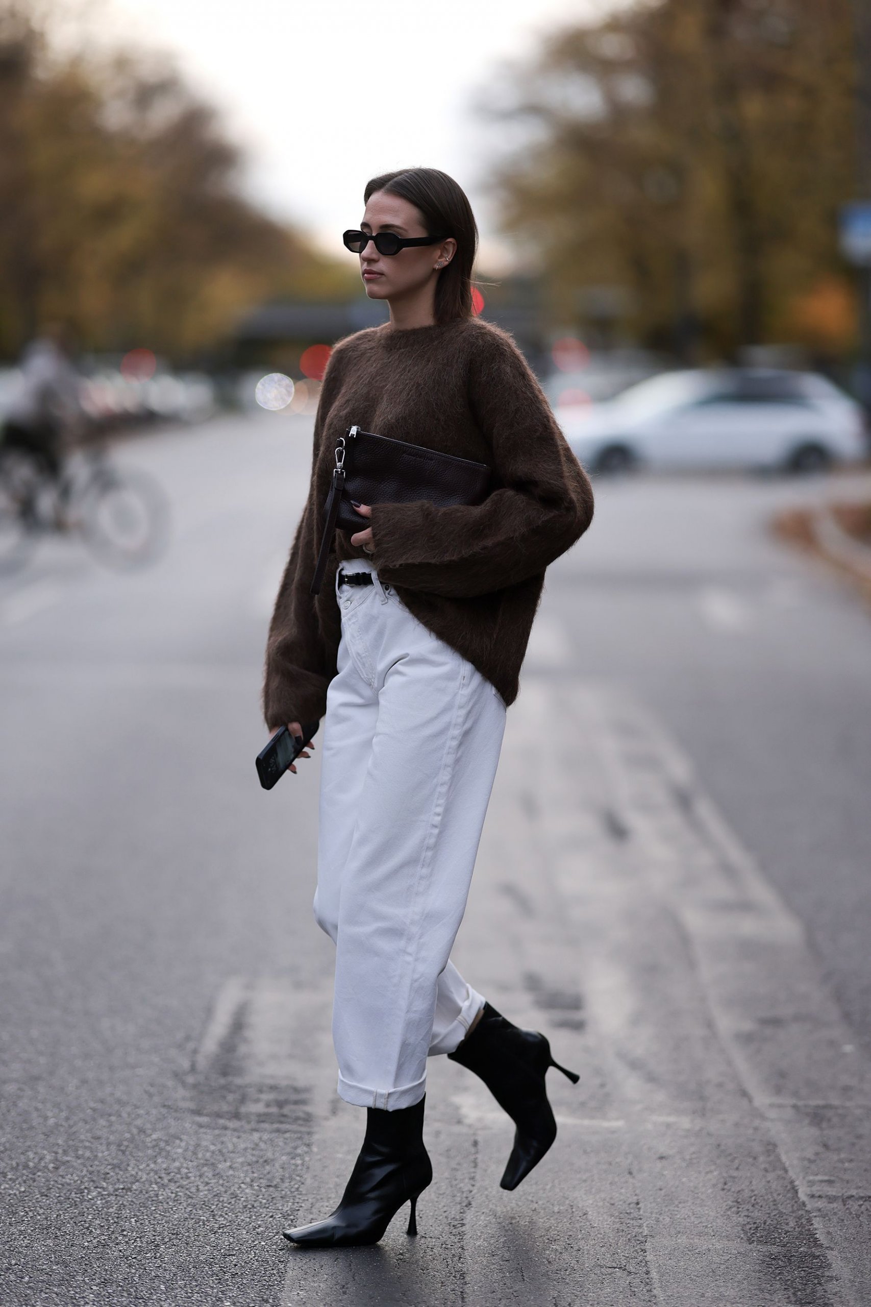Wide-Leg Jeans and Chunky Sweater with Pointed Boots Wide-Leg Jeans and Chunky Sweater with Pointed Boots — Black Boots Outfits