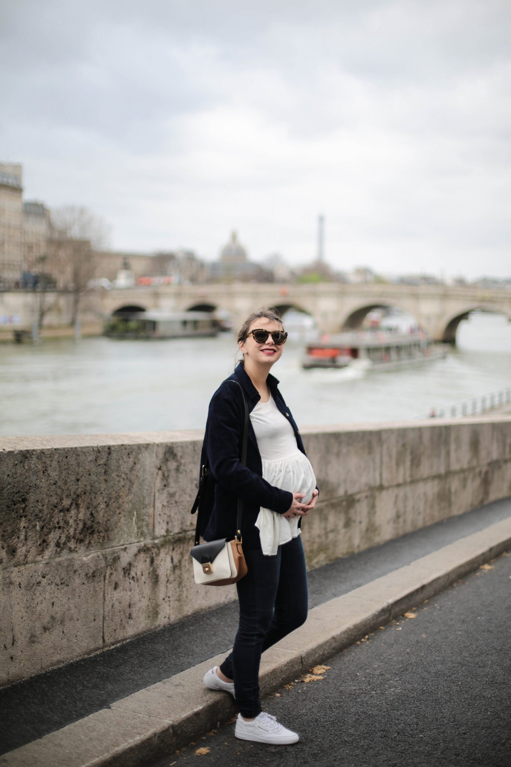 Navy Blazer, White Top and Skinny Blue Jeans Navy Blazer, White Top and Skinny Blue Jeans — Winter Maternity Outfits