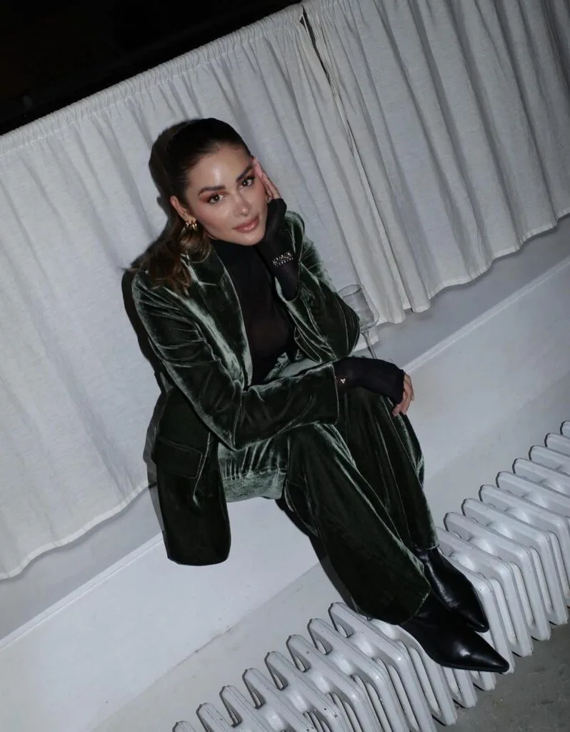 Elegant Green Velvet Suit with Turtleneck Layering Elegant Green Velvet Suit with Turtleneck Layering — Winter Concert Outfits