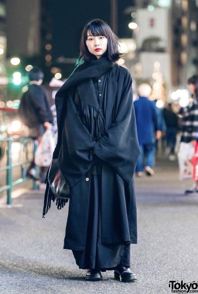 Minimalist Black Kimono Coat and Wide-Leg Pants Minimalist Black Kimono Coat and Wide-Leg Pants — Japan Winter Outfits
