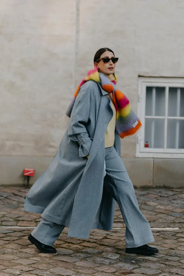 Outfit Idea — She Wears Black Loafers And Sunglasses Outfit Idea — She Wears Black Loafers And Sunglasses — Scandinavian Winter Outfits