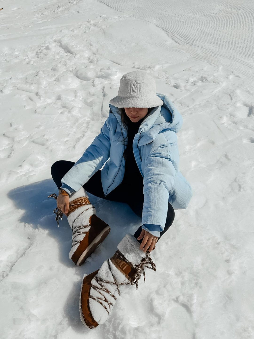 Fluffy Snow Boots with Puffer Jacket and Leggings — Winter Boots Outfits