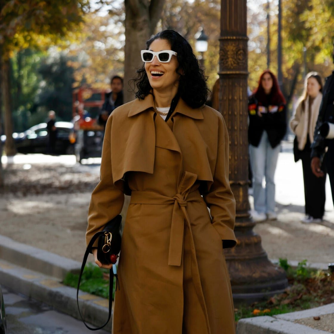 Classic Double-Breasted Brown Coat Paired with Jeans and a Tote Classic Double-Breasted Brown Coat Paired with Jeans and a Tote — Brown Coat Outfits