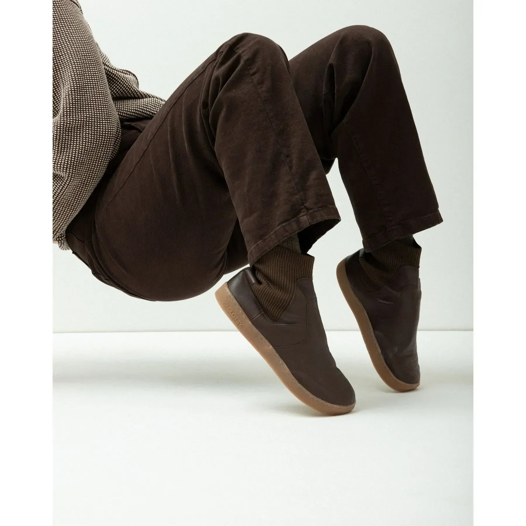 Cohesive Brown: Corduroy Trousers with Leather Chelsea Boots Cohesive Brown: Corduroy Trousers with Leather Chelsea Boots — Chelsea Boots Outfits