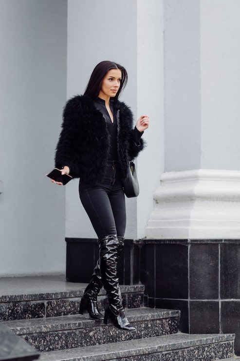 Skinny Jeans and Faux Fur Jacket with Thigh-High Boots Skinny Jeans and Faux Fur Jacket with Thigh-High Boots — Black Boots Outfits