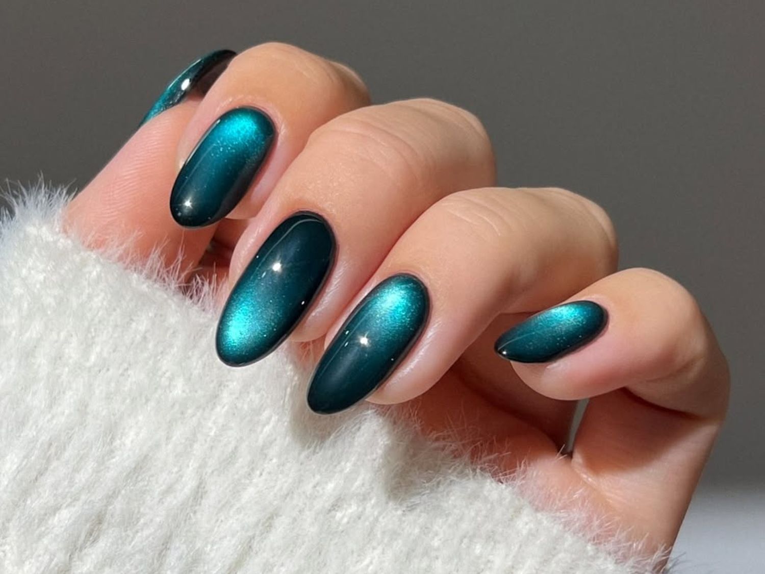 Deep Teal Magnetic Cat Eye — Medium Length Winter Nails