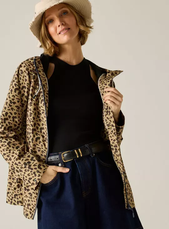 Lightweight Leopard Jacket with Wide-Leg Jeans Lightweight Leopard Jacket with Wide-Leg Jeans — Leopard Coat Outfits