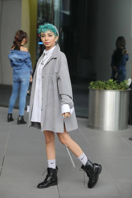 Oversized Coat and White Shirt with Combat Boots Oversized Coat and White Shirt with Combat Boots — Combat Boots Outfits