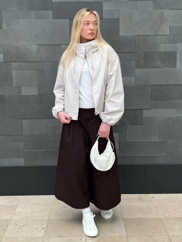 Beige Lightweight Jacket with Brown Trousers Beige Lightweight Jacket with Brown Trousers — Parka Outfits