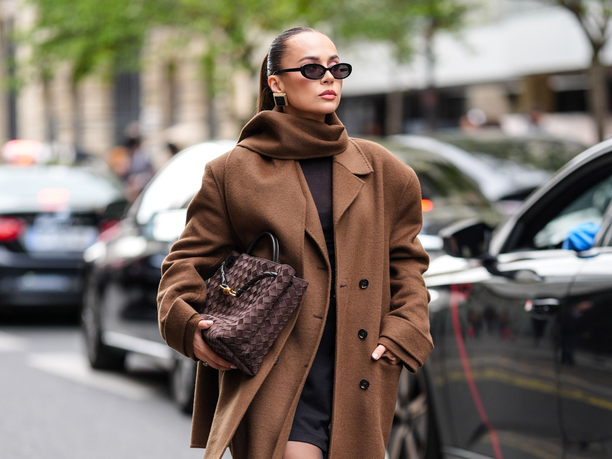 Go Bold with a Voluminous Brown Wool Coat and Minimalist Accents Go Bold with a Voluminous Brown Wool Coat and Minimalist Accents — Brown Coat Outfits