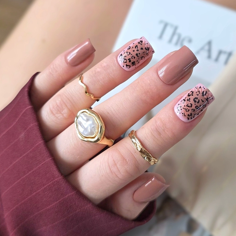 Glitter Accent On One Nail Visual Idea — Winter Nude Nails