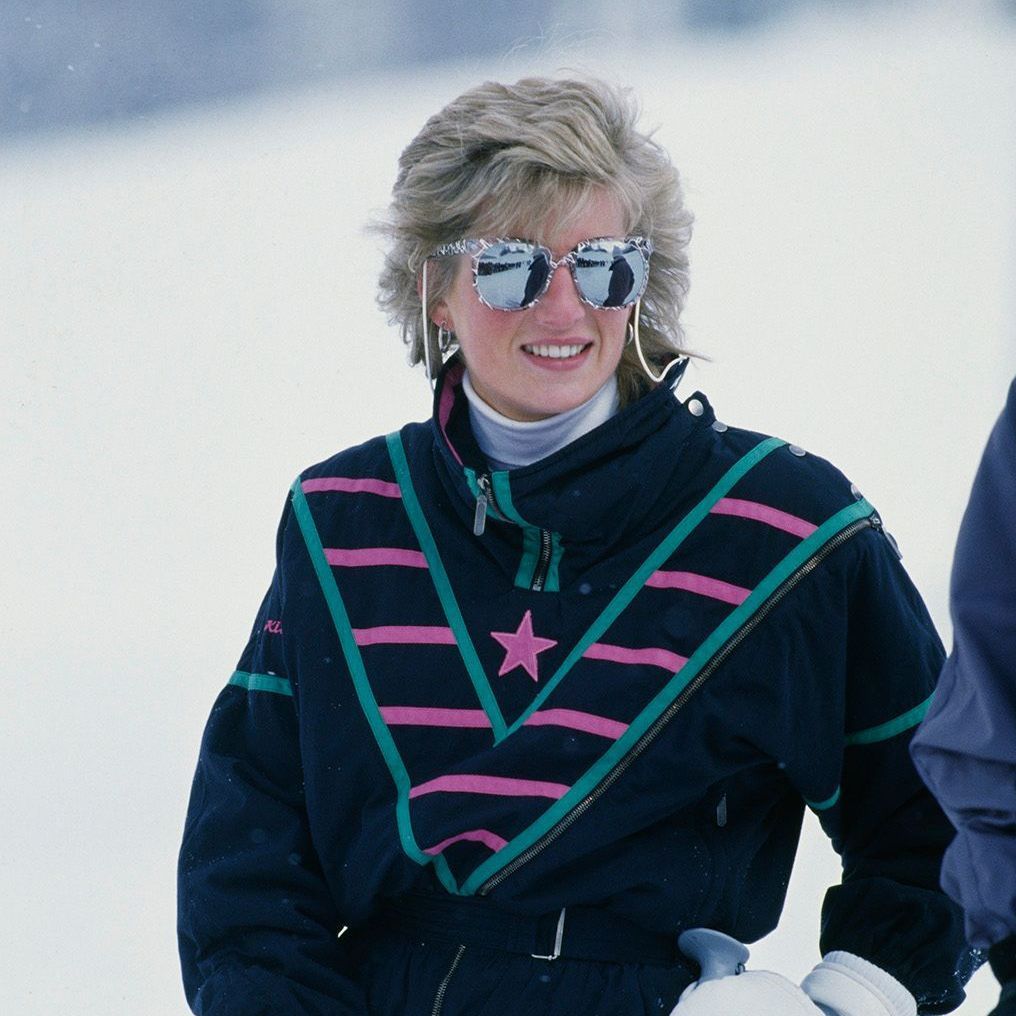 White Turtleneck Navy Ski Suit Outfit Idea White Turtleneck Navy Ski Suit Outfit Idea — Ski Outfits