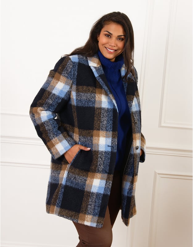 Elegant Plaid Wool Coat for Smart Casual Occasions Elegant Plaid Wool Coat for Smart Casual Occasions — Winter Outfits for Warm Weather
