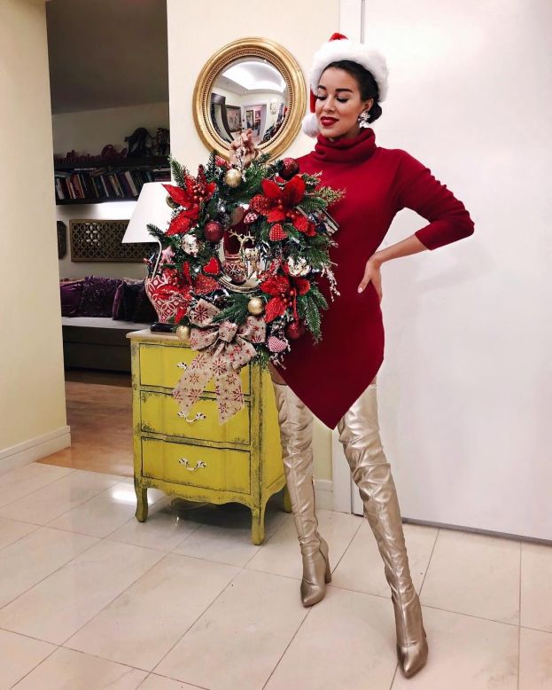 Festive Red Turtleneck Dress with Gold Boots for Holidays Festive Red Turtleneck Dress with Gold Boots for Holidays — Sweater Dress Outfits