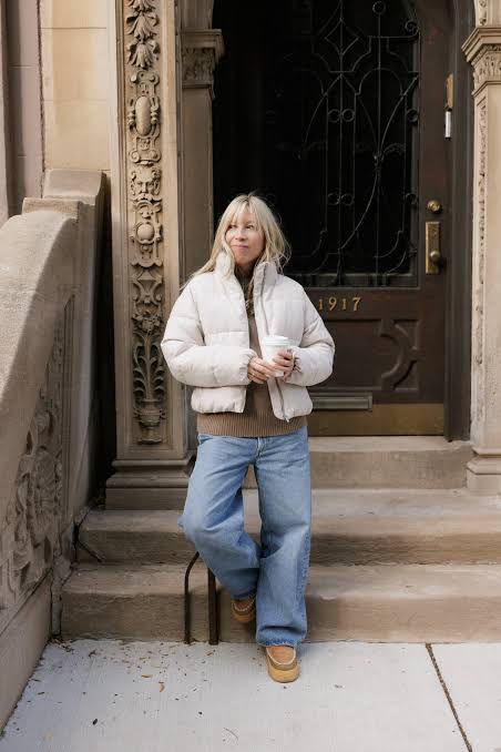 Puffer Jacket Chic with Baggy Jeans and Shearling Clogs Puffer Jacket Chic with Baggy Jeans and Shearling Clogs — Winter Outfits with Jeans