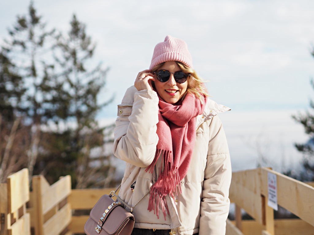Beige Puffer Jacket and Pink Accessories for a Cozy Trip Beige Puffer Jacket and Pink Accessories for a Cozy Trip — Winter Travel Outfits
