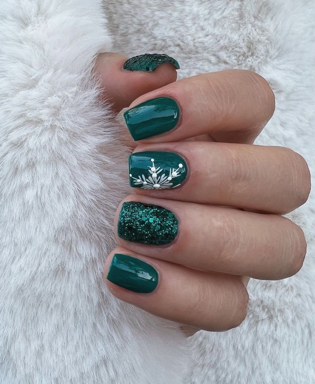Deep Green Snowflake Glitter Short Square Deep Green Snowflake Glitter Short Square — Winter Green Nails
