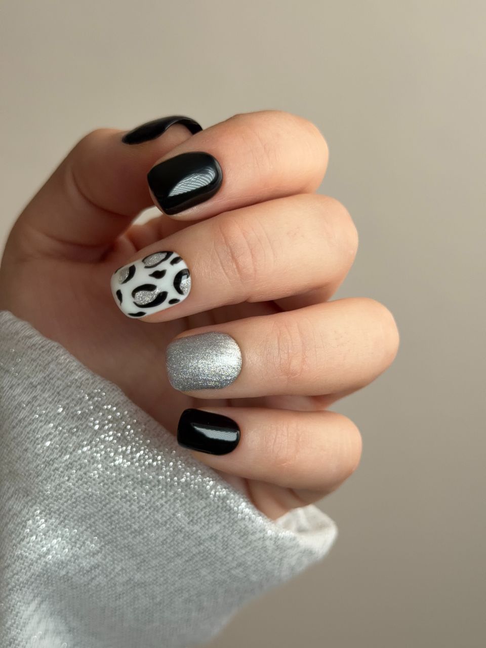 Black Leopard Print Accent Nails — Short Winter Gel Nails