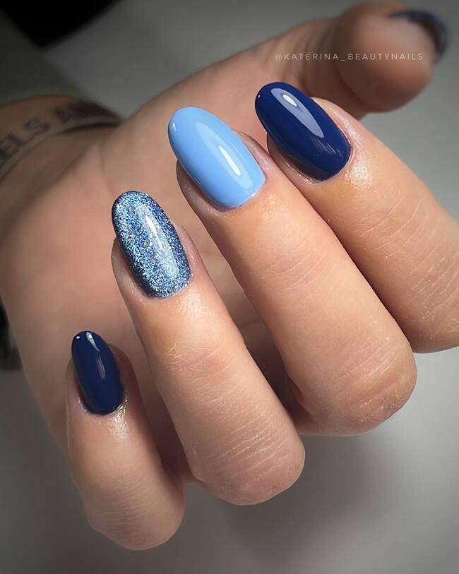 Blue Glitter Accent Oval Nails — Winter Oval Nails