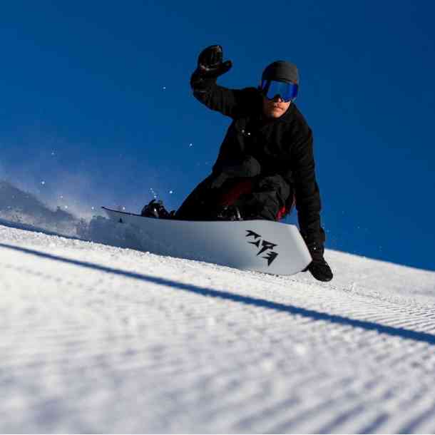 All-Black Stealth: Fitted Jacket and Pants for a Sleek Snowboarding Look — Snowboarding Outfits