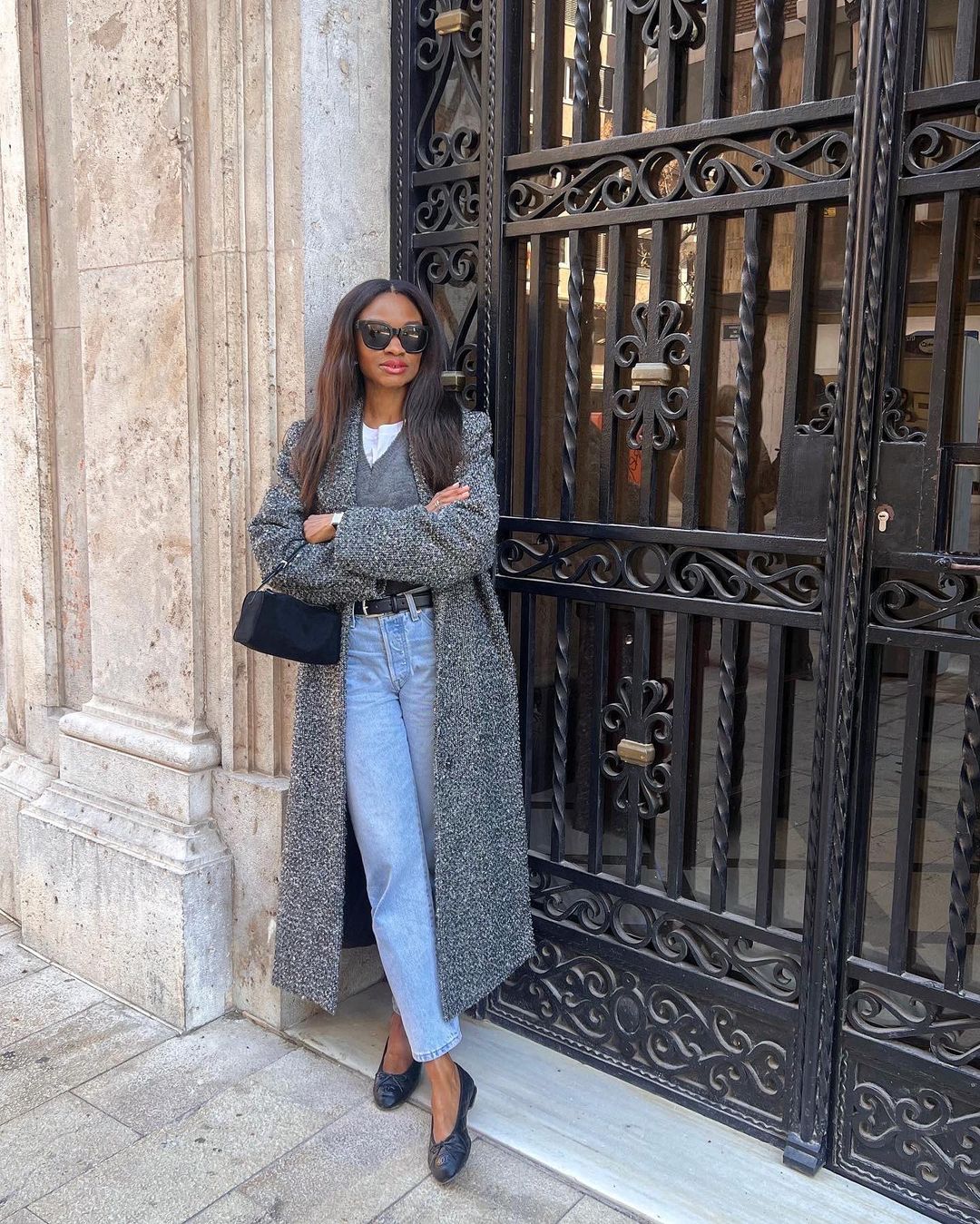 Textured Long Coat with Light Wash Jeans and V-Neck Sweater Textured Long Coat with Light Wash Jeans and V-Neck Sweater — Winter Outfits with Jeans