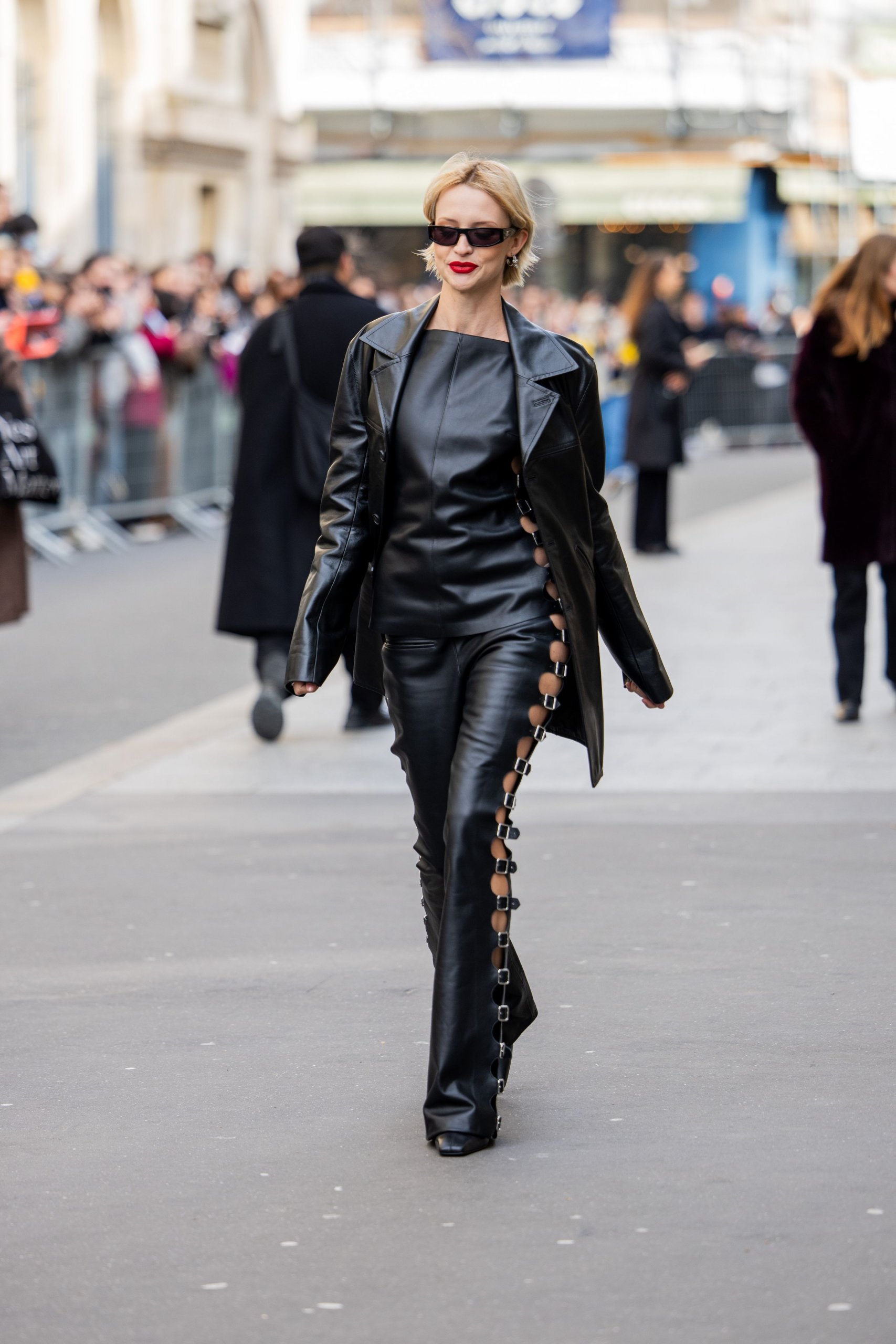 Angèle ose le total look en cuir ajouré au défilé Courrèges | Vogue France