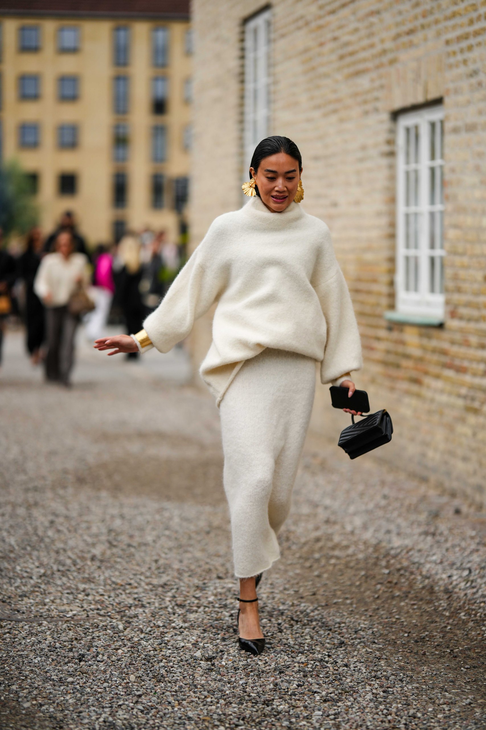 Cream Oversized Sweater and Knit Skirt with Statement Gold Jewelry Cream Oversized Sweater and Knit Skirt with Statement Gold Jewelry — Sweater Outfits