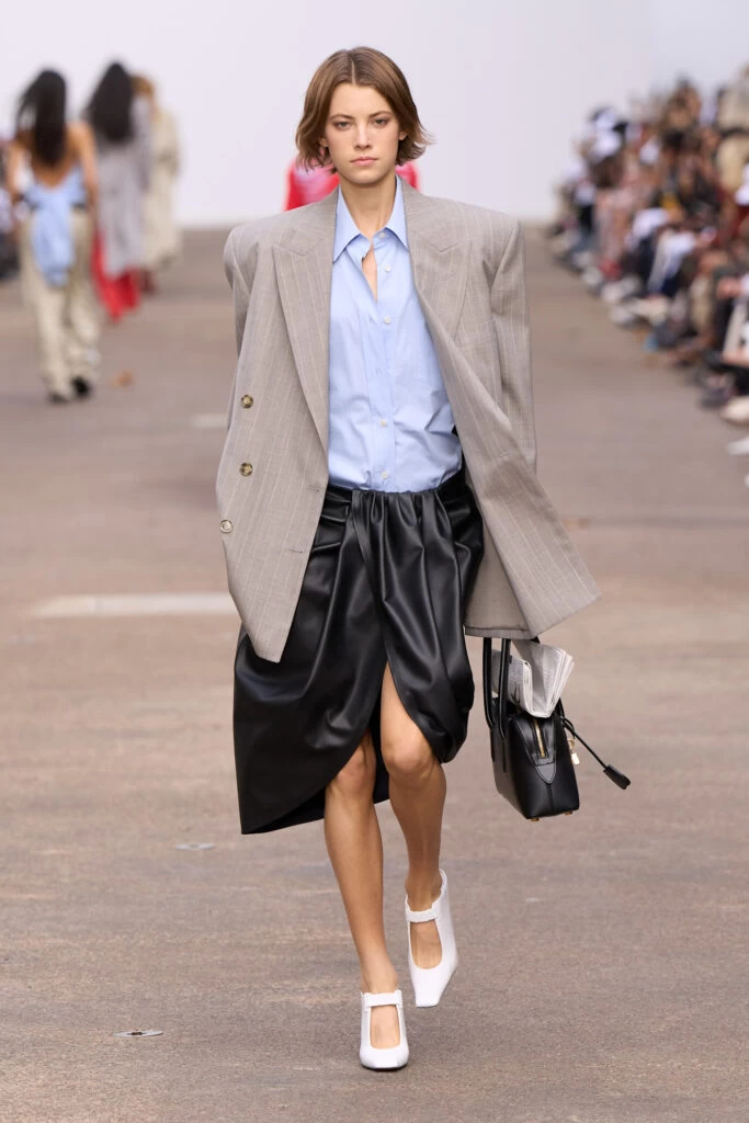 Oversized Blazer and Leather Skirt for Modern Chic Oversized Blazer and Leather Skirt for Modern Chic — Classy Winter Outfits