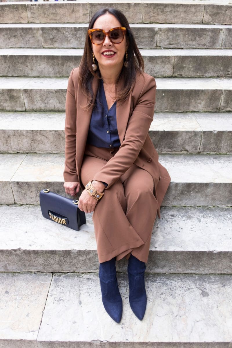 Navy Blue Pointed-Toe Boots Outfit Idea Navy Blue Pointed-Toe Boots Outfit Idea — Chocolate Brown Outfits