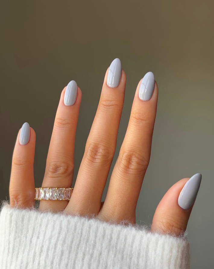 Light Grey with Minimalist Etched Lines Light Grey with Minimalist Etched Lines — Pastel Winter Nails