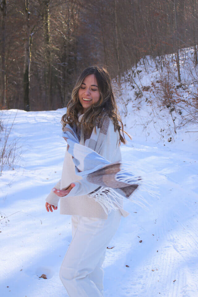 Cozy Sweater and White Pants for a Winter Scene — Warm Winter Outfits