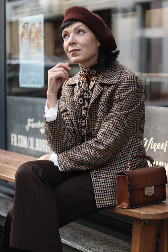 Houndstooth Blazer with Flared Trousers and Beret Houndstooth Blazer with Flared Trousers and Beret — Boho Winter Outfits