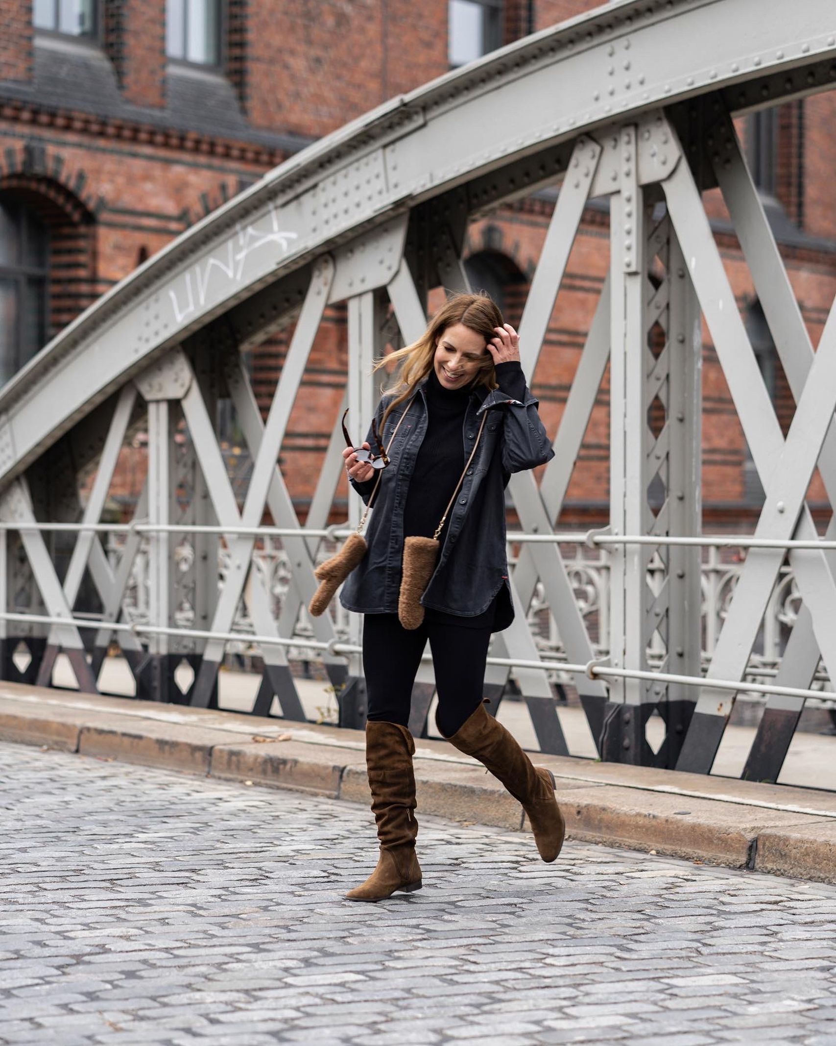Oversized Shirt and Leggings with Brown Suede Boots Oversized Shirt and Leggings with Brown Suede Boots — Knee High Boots Outfits
