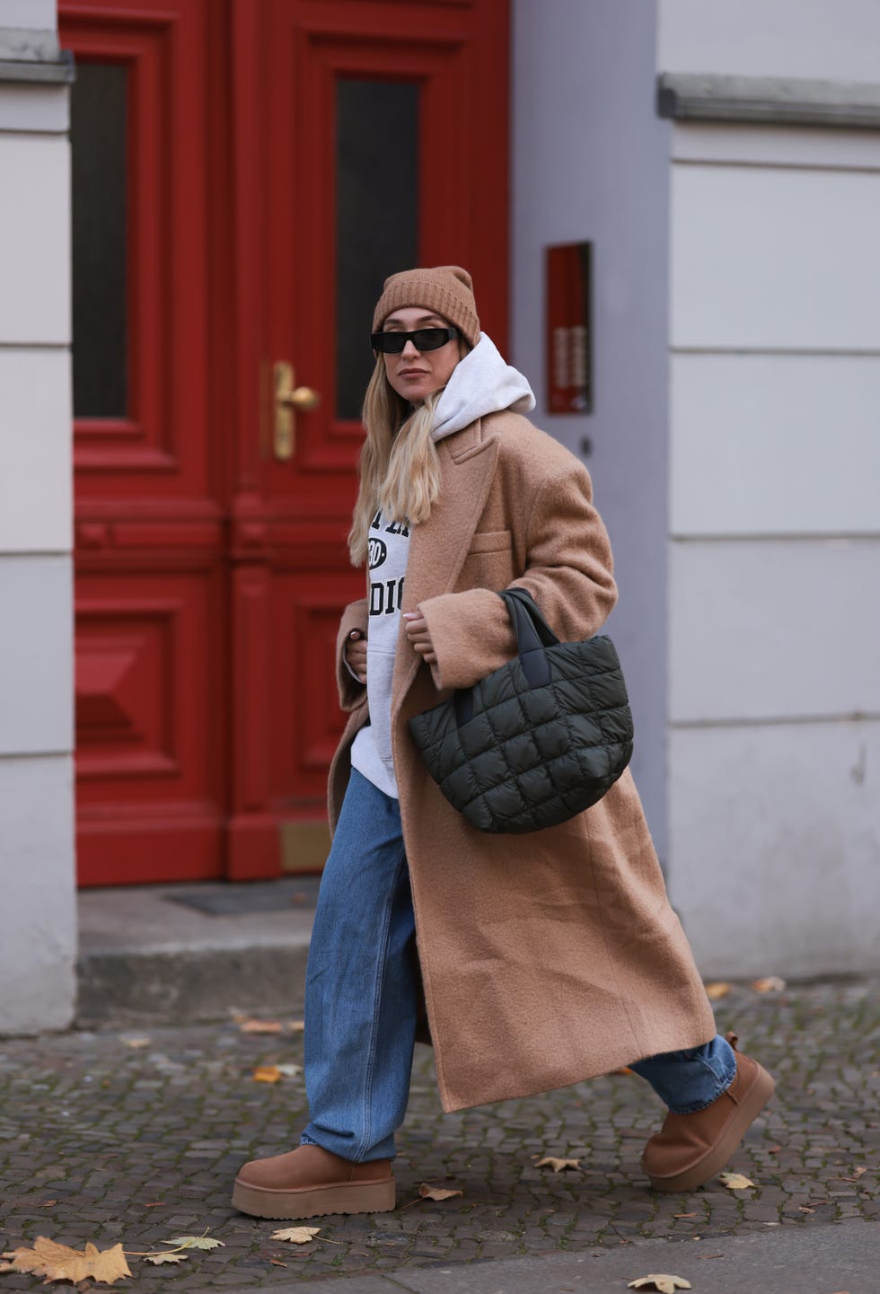 Camel Coat and White Hoodie with Tan Platform Uggs Camel Coat and White Hoodie with Tan Platform Uggs — Ugg Boots Outfits