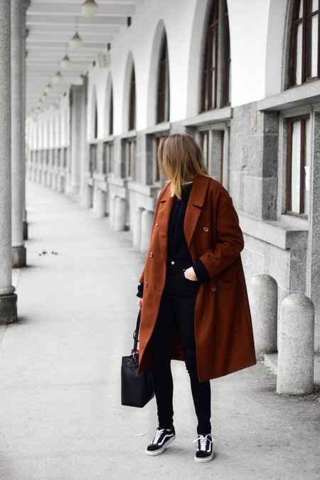 Contrast an Oversized Brown Coat with Black Skinny Jeans and Sneakers Contrast an Oversized Brown Coat with Black Skinny Jeans and Sneakers — Brown Coat Outfits