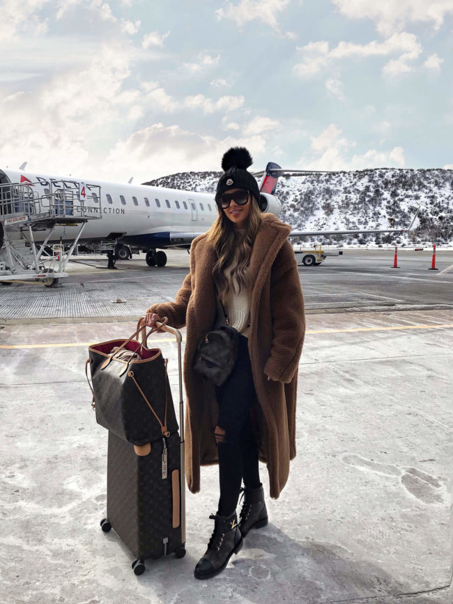 Brown Teddy Coat Over Ripped Jeans for a Relaxed Winter Travel Shoot Brown Teddy Coat Over Ripped Jeans for a Relaxed Winter Travel Shoot — Winter Photoshoot Outfits