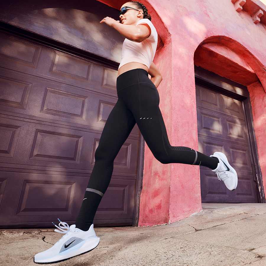 Fitted Leggings and T-Shirt for Dynamic Winter Running Fitted Leggings and T-Shirt for Dynamic Winter Running — Winter Workout Outfits